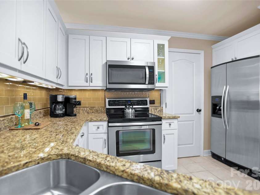 18525 Harborside Drive, Cornelius, NC 28031.  MLS# CAR4325069, YatesRealty ID 3655. 