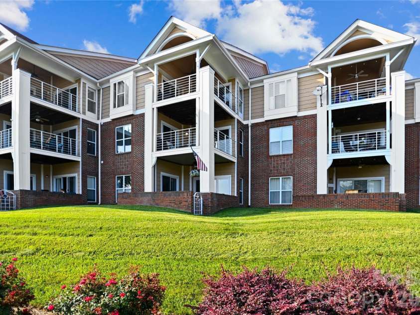 18525 Harborside Drive, Cornelius, NC 28031.  MLS# CAR4325069, YatesRealty ID 3655. 