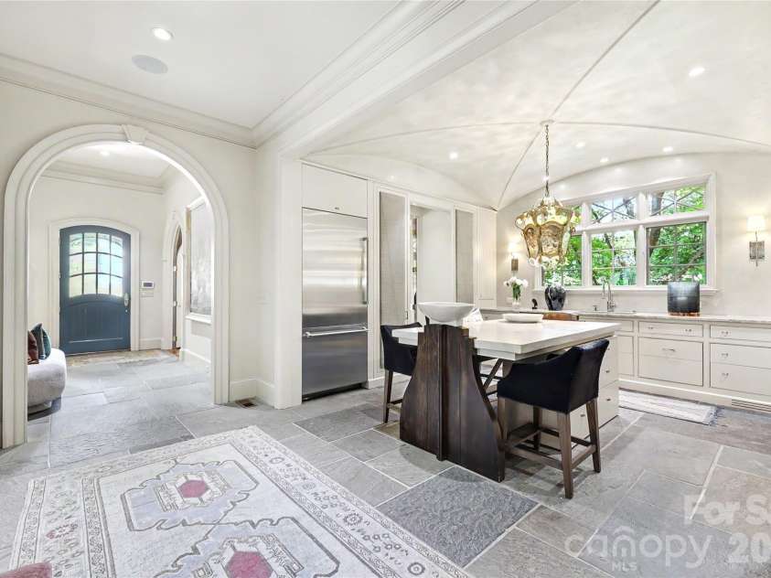 2301 Queens Road, Charlotte, NC 28207.  MLS# CAR4375058, YatesRealty ID 36552. 