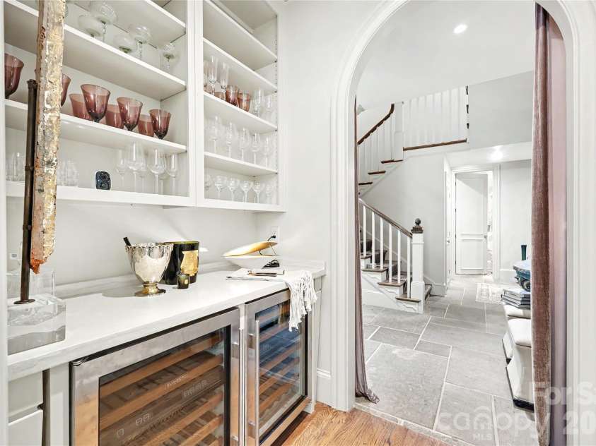2301 Queens Road, Charlotte, NC 28207.  MLS# CAR4375058, YatesRealty ID 36552. 