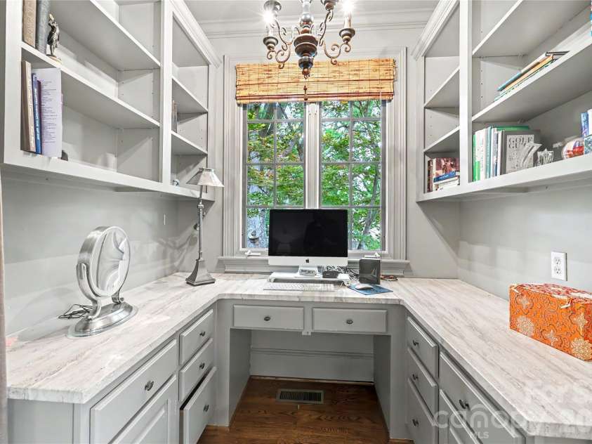 2301 Queens Road, Charlotte, NC 28207.  MLS# CAR4375058, YatesRealty ID 36552. 