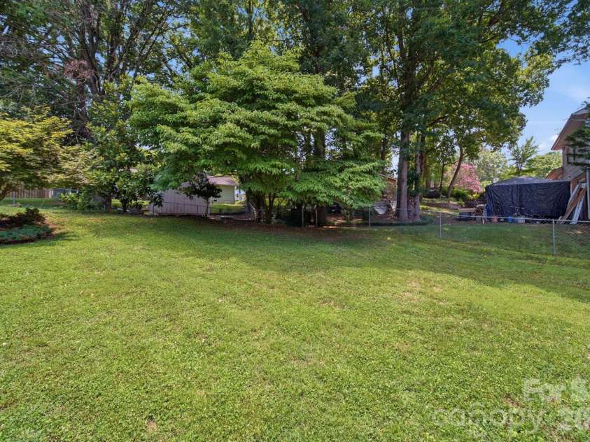 6319 Thermal Road, Charlotte, NC 28211.  MLS# CAR4399665, YatesRealty ID 36553. Backyard