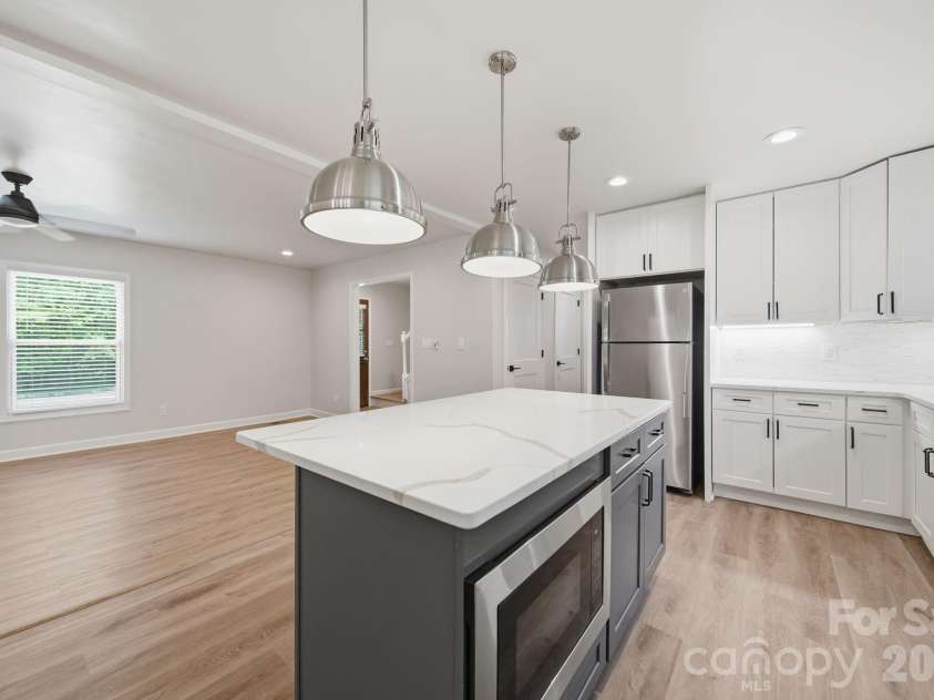6319 Thermal Road, Charlotte, NC 28211.  MLS# CAR4399665, YatesRealty ID 36553. Kitchen