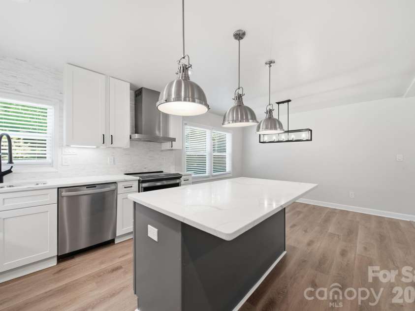 6319 Thermal Road, Charlotte, NC 28211.  MLS# CAR4399665, YatesRealty ID 36553. Kitchen