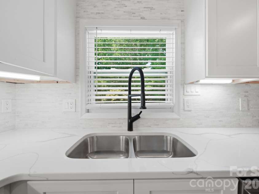6319 Thermal Road, Charlotte, NC 28211.  MLS# CAR4399665, YatesRealty ID 36553. Kitchen