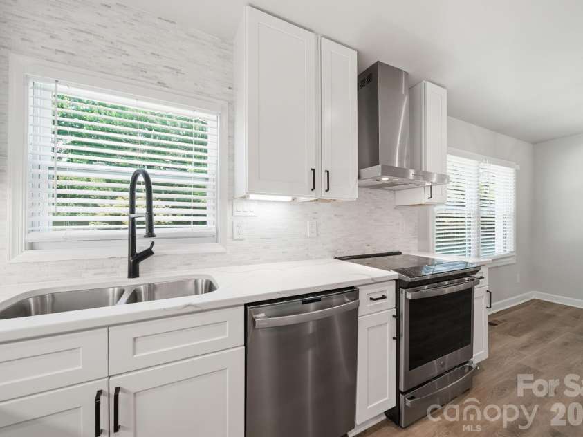 6319 Thermal Road, Charlotte, NC 28211.  MLS# CAR4399665, YatesRealty ID 36553. Kitchen
