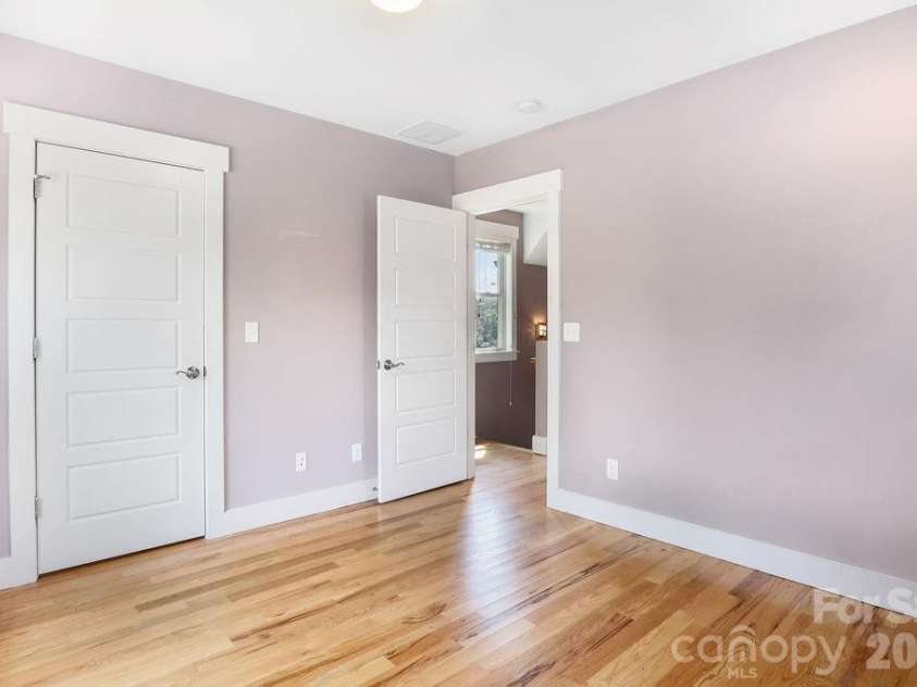 26 Mount Clare Avenue, Asheville, NC 28801.  MLS# CAR4293634, YatesRealty ID 3656. 