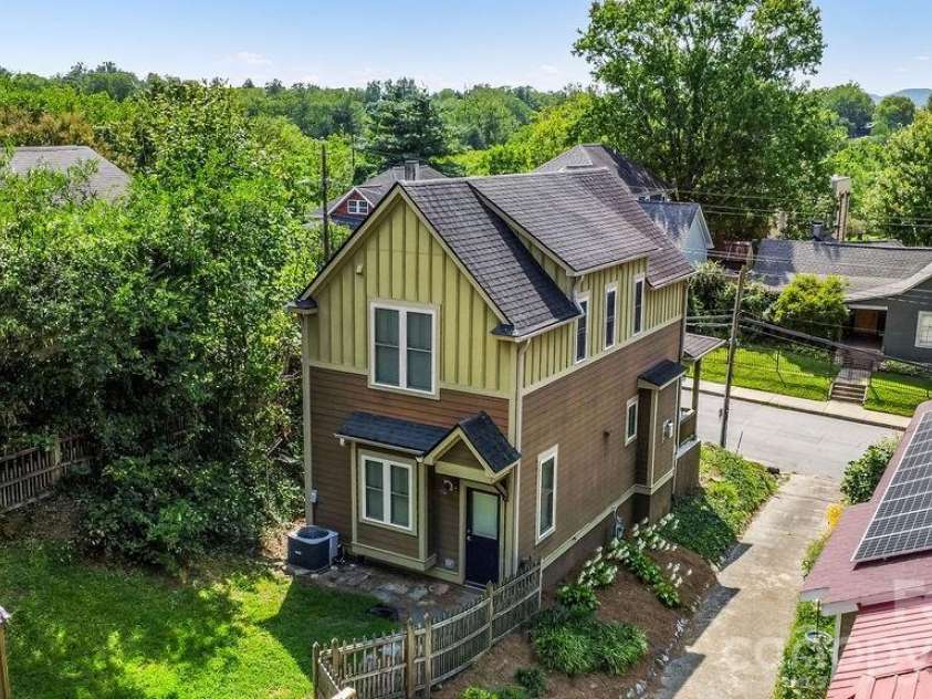26 Mount Clare Avenue, Asheville, NC 28801.  MLS# CAR4293634, YatesRealty ID 3656. An aerial view of 26 Mount Clare near Five Points