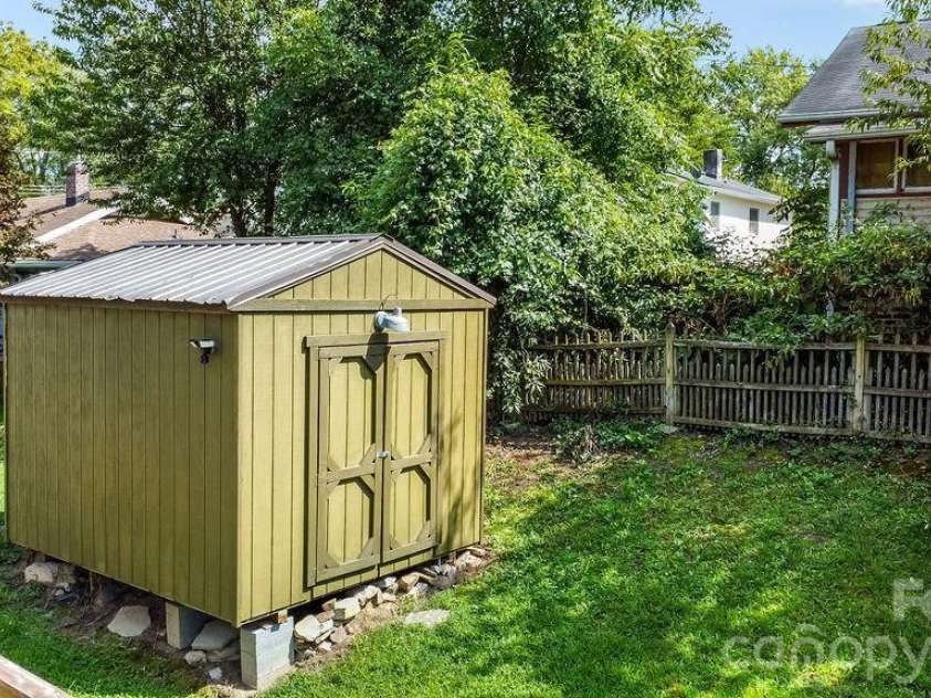 26 Mount Clare Avenue, Asheville, NC 28801.  MLS# CAR4293634, YatesRealty ID 3656. Inside the fenced yard is this large storage shed.