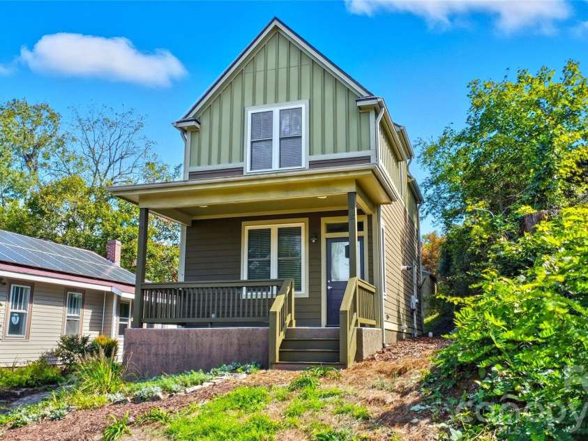 26 Mount Clare Avenue, Asheville, NC 28801.  MLS# CAR4293634, YatesRealty ID 3656. Large front porch and fenced back yard