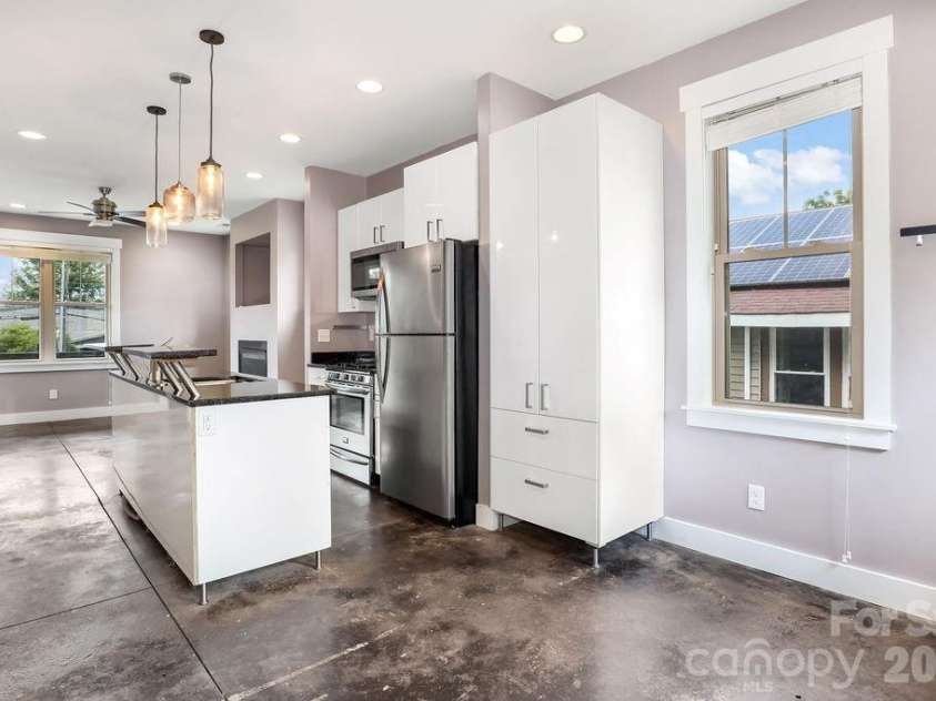 26 Mount Clare Avenue, Asheville, NC 28801.  MLS# CAR4293634, YatesRealty ID 3656. Prepare gourmet meals in the modern kitchen with natual gas stove top.