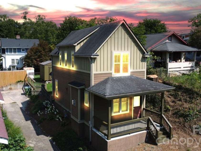 26 Mount Clare Avenue, Asheville, NC 28801.  MLS# CAR4293634, YatesRealty ID 3656. Welcome to 26 Mount Clare Ave - only a quarter mile to Whole Foods and one mile to Pack Square.