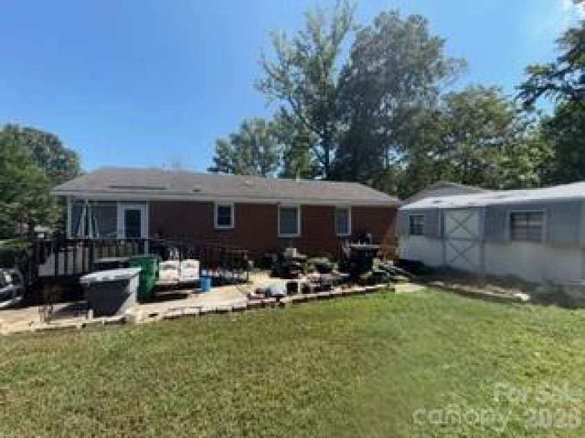 2855 Fordwood Drive, Charlotte, NC 28208.  MLS# CAR4302329, YatesRealty ID 3656. 