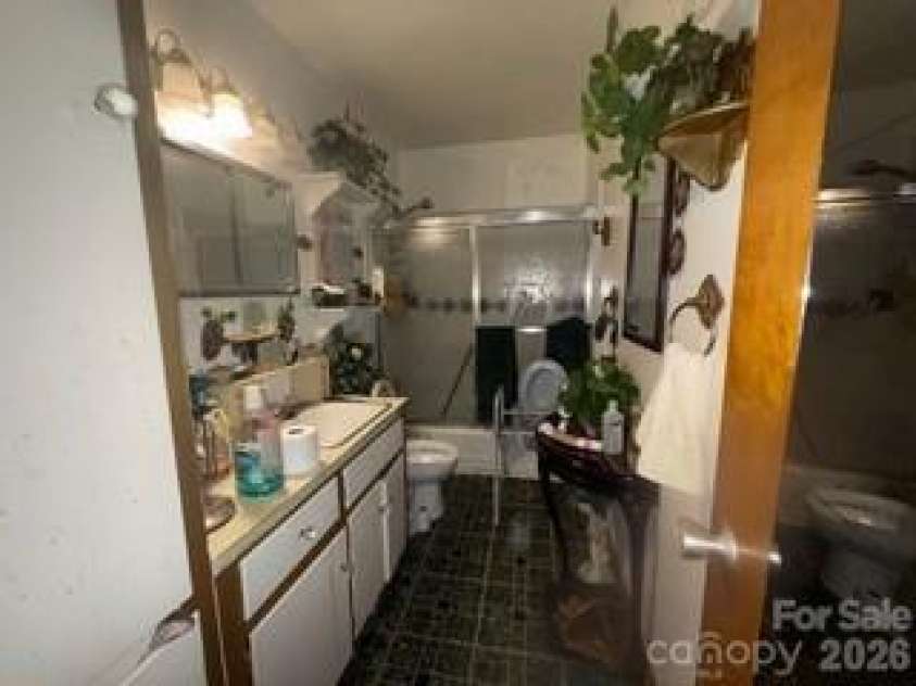2855 Fordwood Drive, Charlotte, NC 28208.  MLS# CAR4302329, YatesRealty ID 3656. 