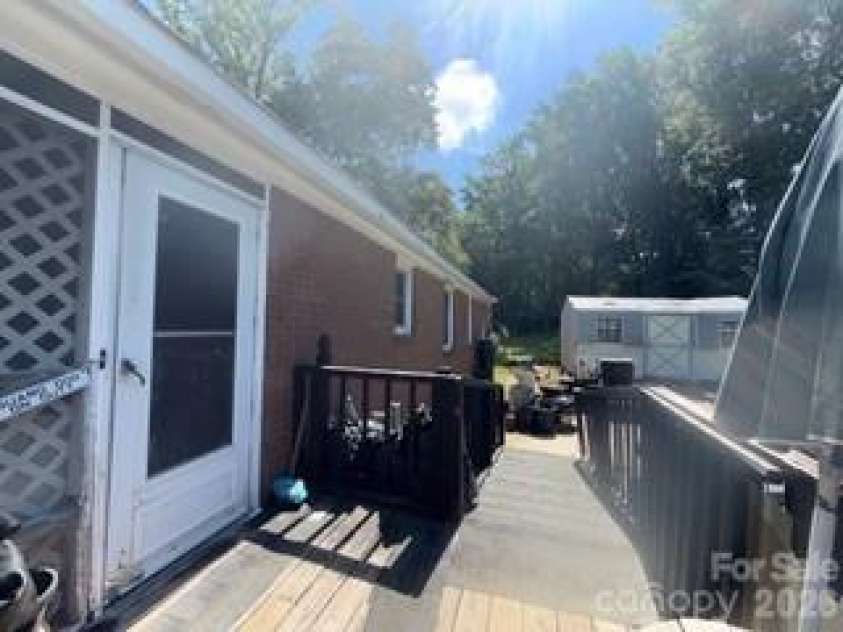 2855 Fordwood Drive, Charlotte, NC 28208.  MLS# CAR4302329, YatesRealty ID 3656. 