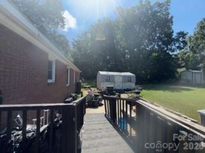 2855 Fordwood Drive, Charlotte, NC 28208.  MLS# CAR4302329, YatesRealty ID 3656. 