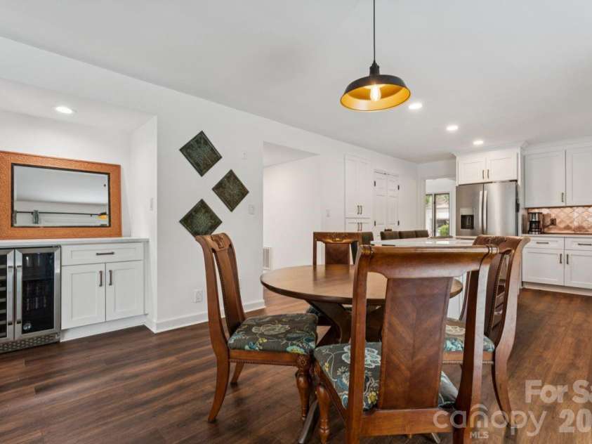 26049 Neptunes Landing, Tega Cay, SC 29708.  MLS# CAR4391310, YatesRealty ID 36563. Breakfast Area & Beverage Station