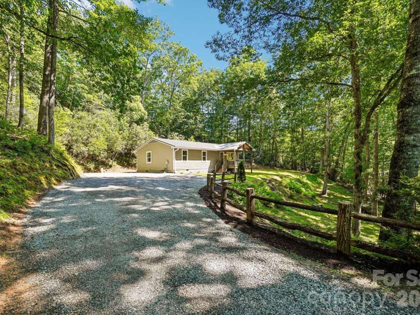 165 Westwood Drive, Brevard, NC 28712.  MLS# CAR4402303, YatesRealty ID 36564. 