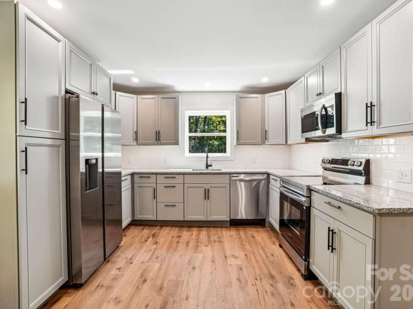 165 Westwood Drive, Brevard, NC 28712.  MLS# CAR4402303, YatesRealty ID 36564. 