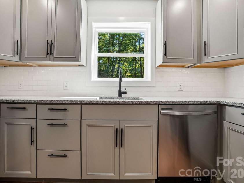 165 Westwood Drive, Brevard, NC 28712.  MLS# CAR4402303, YatesRealty ID 36564. 