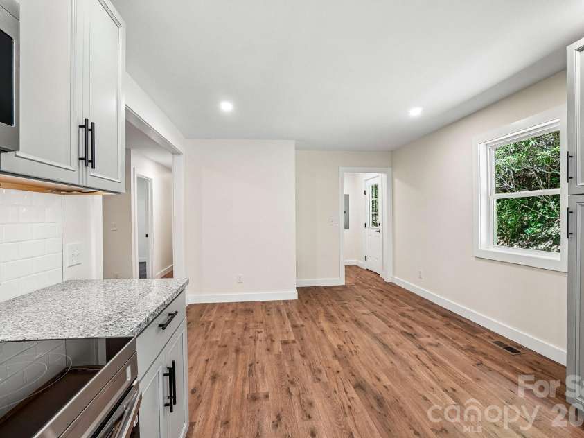 165 Westwood Drive, Brevard, NC 28712.  MLS# CAR4402303, YatesRealty ID 36564. 