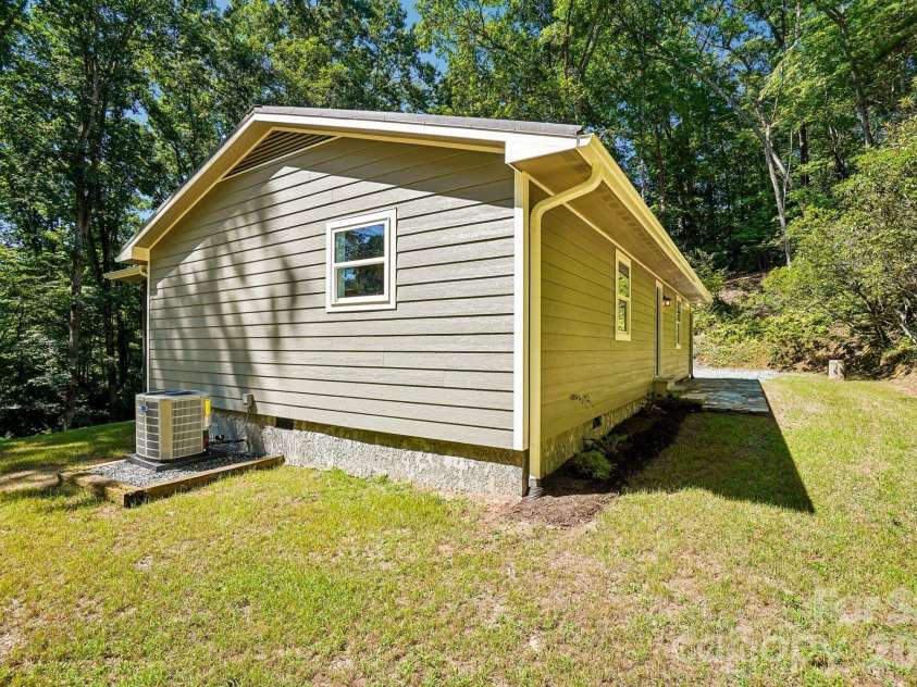 165 Westwood Drive, Brevard, NC 28712.  MLS# CAR4402303, YatesRealty ID 36564. 