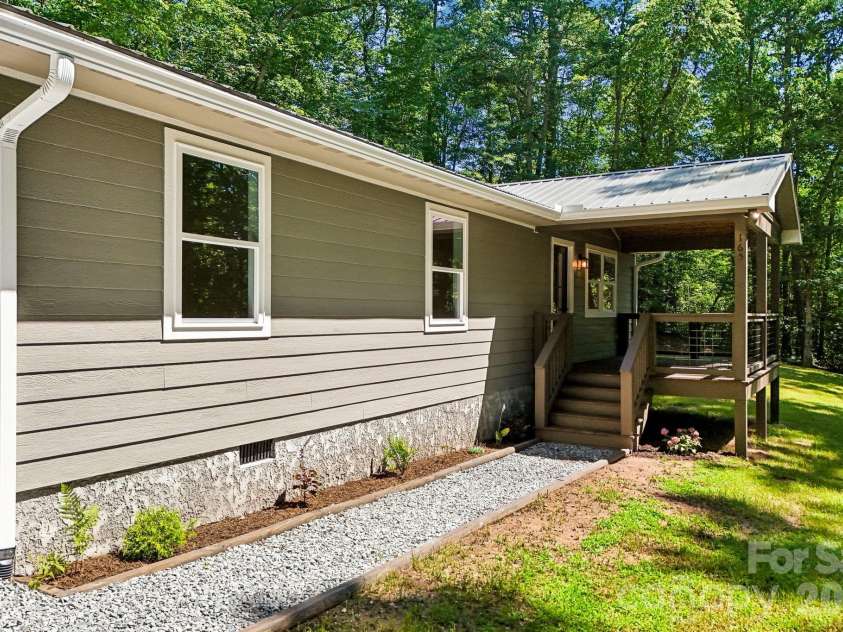 165 Westwood Drive, Brevard, NC 28712.  MLS# CAR4402303, YatesRealty ID 36564. 