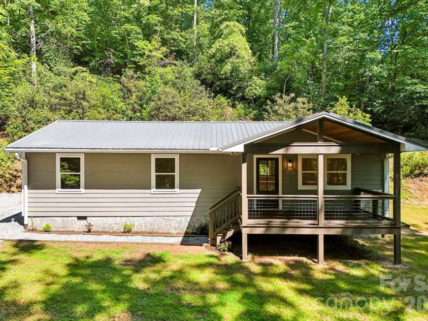165 Westwood Drive, Brevard, NC 28712.  MLS# CAR4402303, YatesRealty ID 36564. 