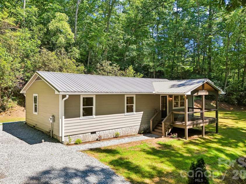 165 Westwood Drive, Brevard, NC 28712.  MLS# CAR4402303, YatesRealty ID 36564. 