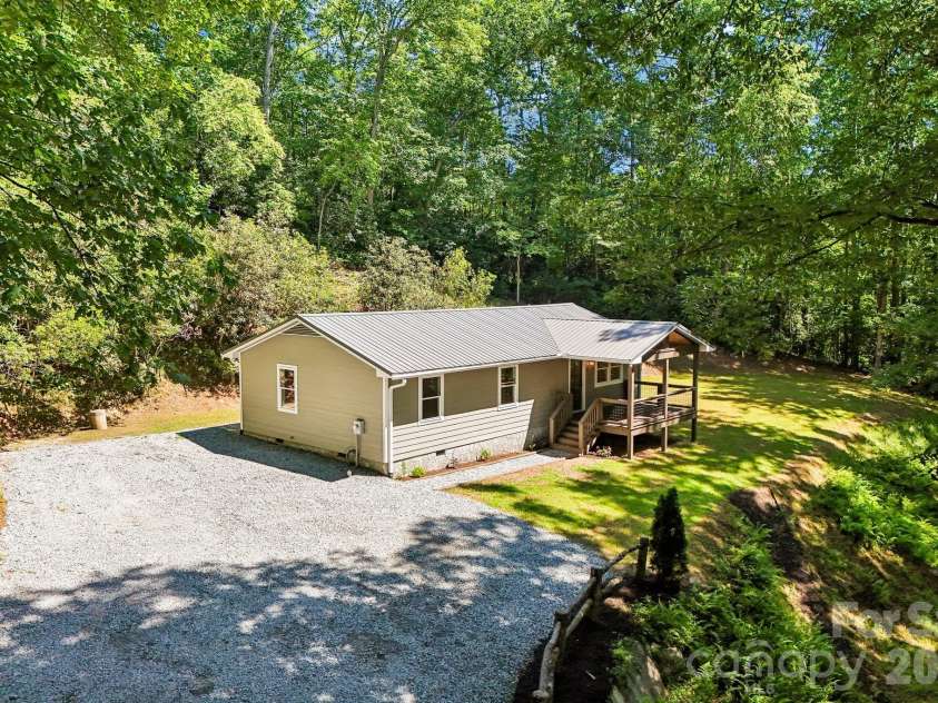165 Westwood Drive, Brevard, NC 28712.  MLS# CAR4402303, YatesRealty ID 36564. 