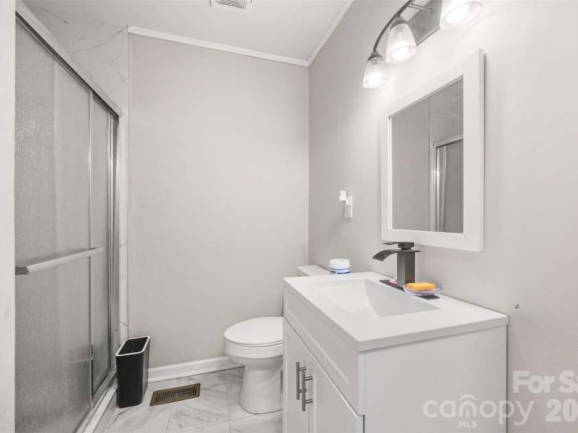 2323 Hedgewood Circle, Gastonia, NC 28052.  MLS# CAR4400483, YatesRealty ID 36565. Full Bathroom