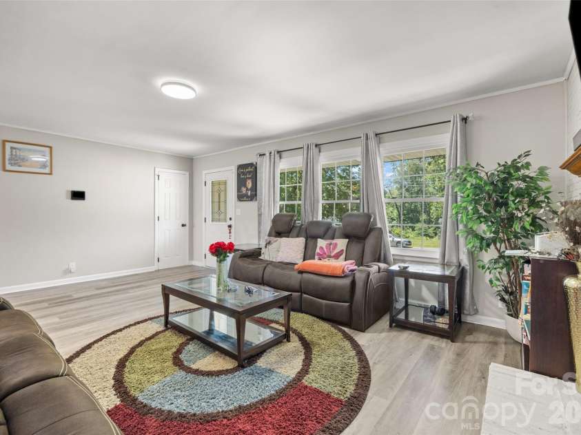 2323 Hedgewood Circle, Gastonia, NC 28052.  MLS# CAR4400483, YatesRealty ID 36565. Living Room