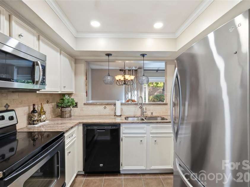 7810 Davinci Lane, Charlotte, NC 28226.  MLS# CAR4396292, YatesRealty ID 36566. 