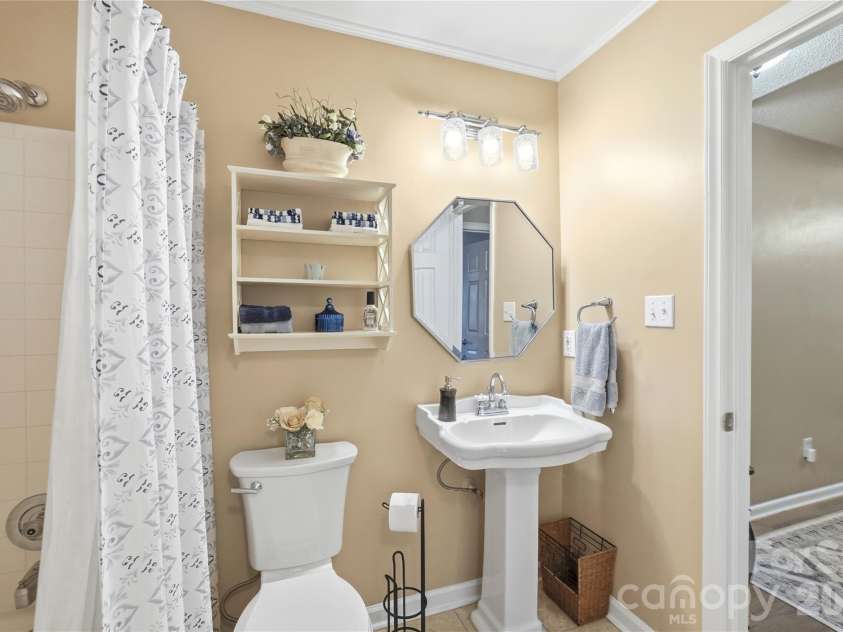 7810 Davinci Lane, Charlotte, NC 28226.  MLS# CAR4396292, YatesRealty ID 36566. Hall bath