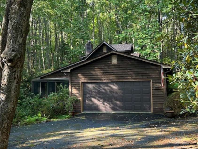 76 Azalea Court, Sapphire, NC 28774.  MLS# CAR4308118, YatesRealty ID 3657. Driveway