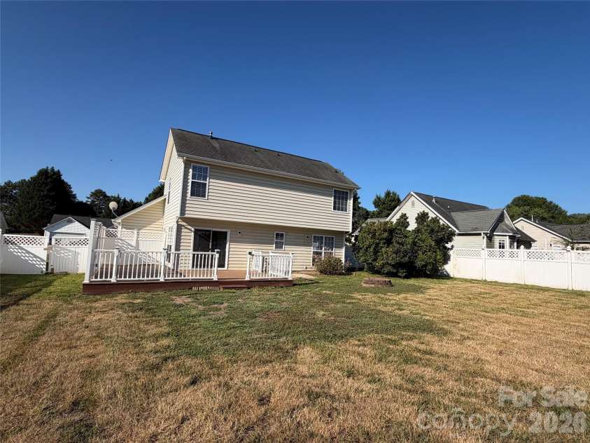 12601 Cumberland Crest Drive, Huntersville, NC 28078.  MLS# CAR4402258, YatesRealty ID 36571. 