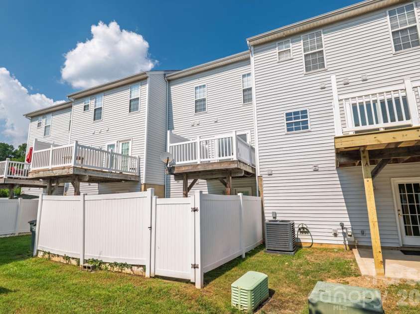 11018 Garden Oaks Lane, Charlotte, NC 28273.  MLS# CAR4400466, YatesRealty ID 36572. 