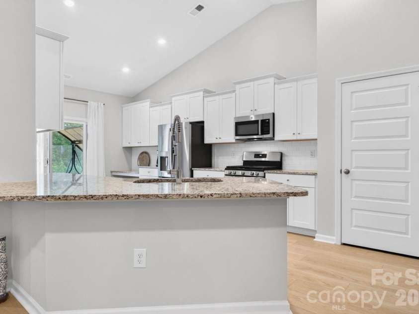 9205 Little Osprey Drive, Calabash, NC 28467.  MLS# CAR4398184, YatesRealty ID 36576. Breakfast bar