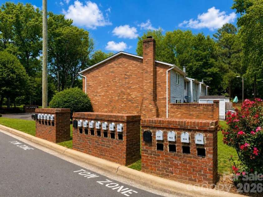 8208 Knights Bridge Road, Charlotte, NC 28210.  MLS# CAR4393331, YatesRealty ID 36577. 