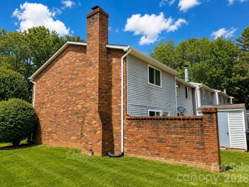 8208 Knights Bridge Road, Charlotte, NC 28210.  MLS# CAR4393331, YatesRealty ID 36577. 