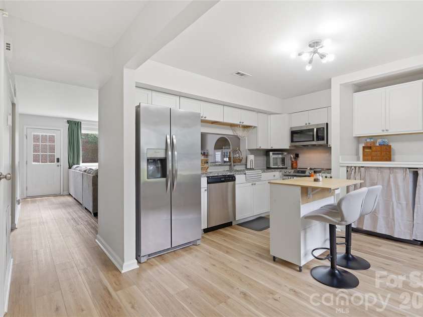 8208 Knights Bridge Road, Charlotte, NC 28210.  MLS# CAR4393331, YatesRealty ID 36577. 