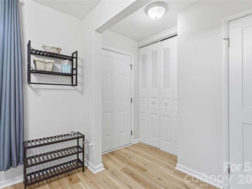 8208 Knights Bridge Road, Charlotte, NC 28210.  MLS# CAR4393331, YatesRealty ID 36577. 