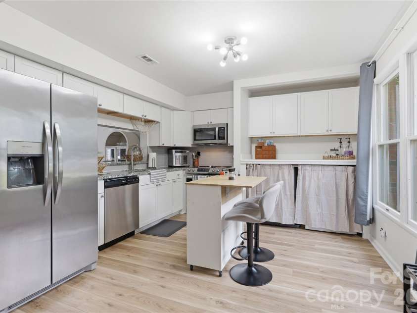 8208 Knights Bridge Road, Charlotte, NC 28210.  MLS# CAR4393331, YatesRealty ID 36577. 