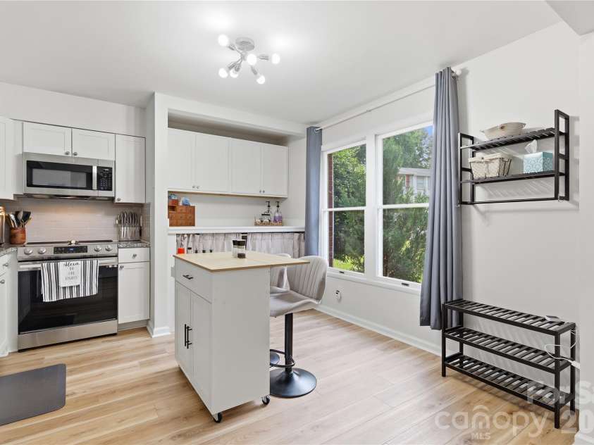 8208 Knights Bridge Road, Charlotte, NC 28210.  MLS# CAR4393331, YatesRealty ID 36577. 