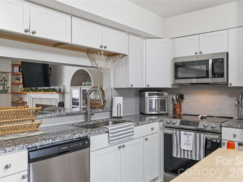 8208 Knights Bridge Road, Charlotte, NC 28210.  MLS# CAR4393331, YatesRealty ID 36577. 