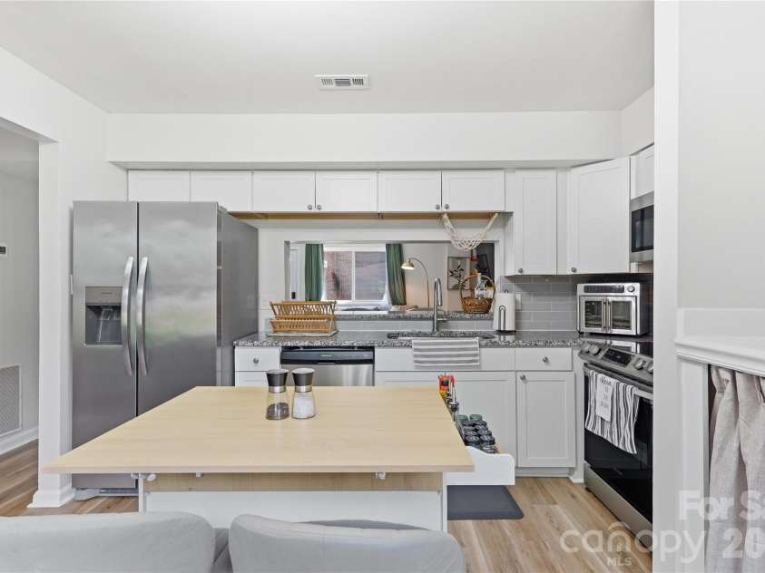 8208 Knights Bridge Road, Charlotte, NC 28210.  MLS# CAR4393331, YatesRealty ID 36577. 
