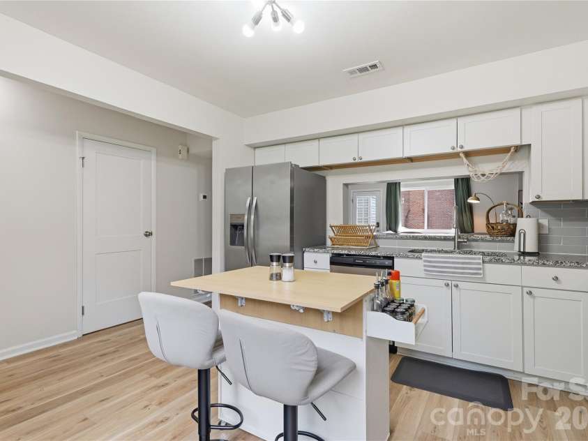 8208 Knights Bridge Road, Charlotte, NC 28210.  MLS# CAR4393331, YatesRealty ID 36577. 