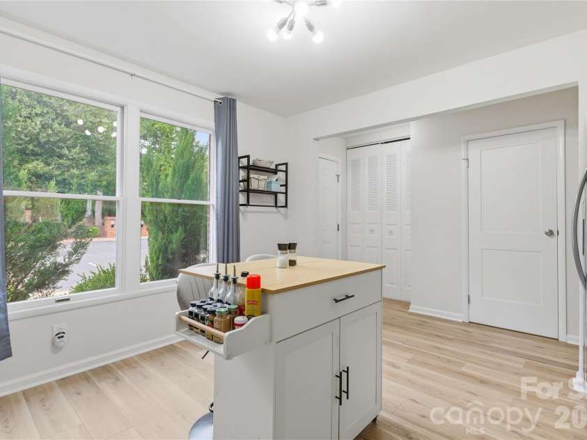 8208 Knights Bridge Road, Charlotte, NC 28210.  MLS# CAR4393331, YatesRealty ID 36577. 