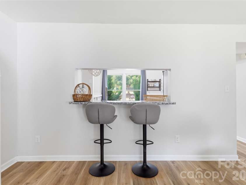 8208 Knights Bridge Road, Charlotte, NC 28210.  MLS# CAR4393331, YatesRealty ID 36577. 