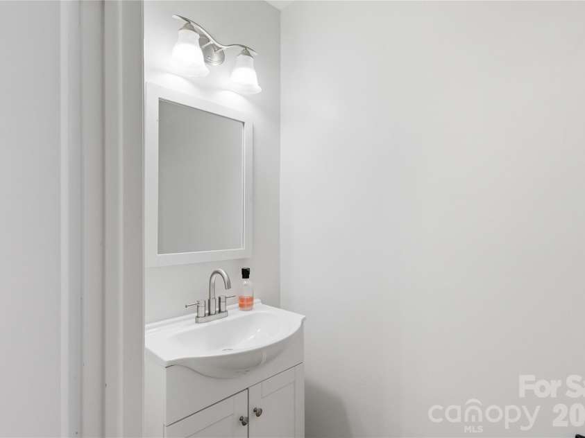 8208 Knights Bridge Road, Charlotte, NC 28210.  MLS# CAR4393331, YatesRealty ID 36577. 